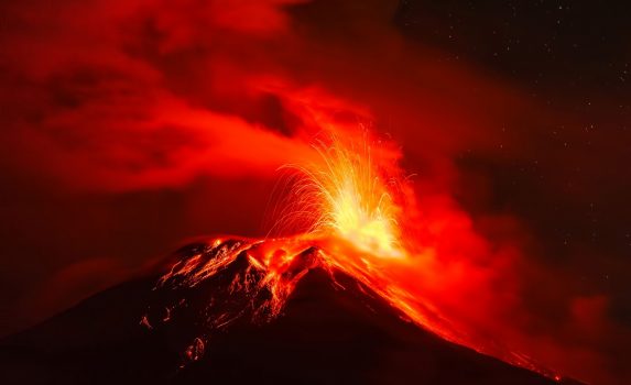 トゥングラワ山の噴火の風景　エクアドルの風景