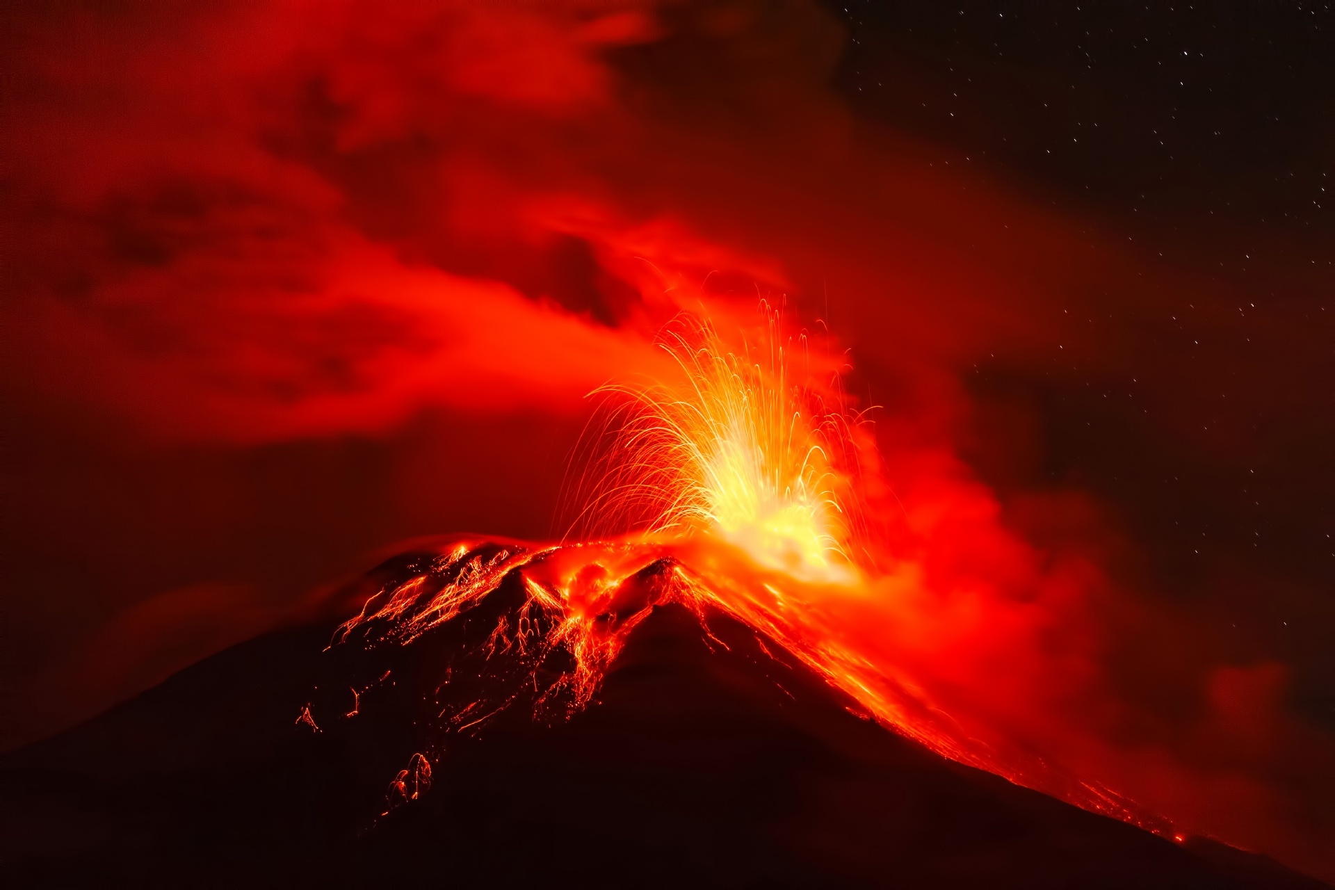 トゥングラワ山の噴火の風景　エクアドルの風景