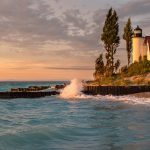 夕暮れのミシガン湖とポイント・ベッツィー灯台　アメリカの風景　