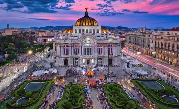 夕暮れ時のオペラ・ハウス　ベジャス・アルテス宮殿　メキシコの風景