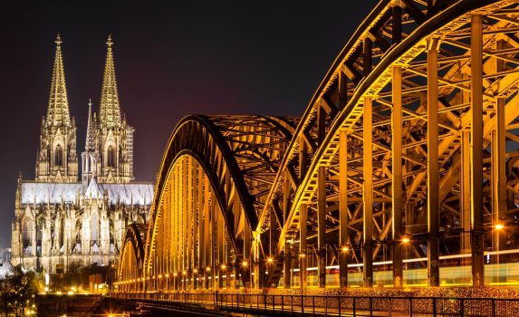 ケルン大聖堂と夜のホーエンツォレルン橋　ドイツの風景