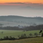 エジンバラとアーサーの玉座（Arthur's Seat）の朝の風景　スコットランドの風景