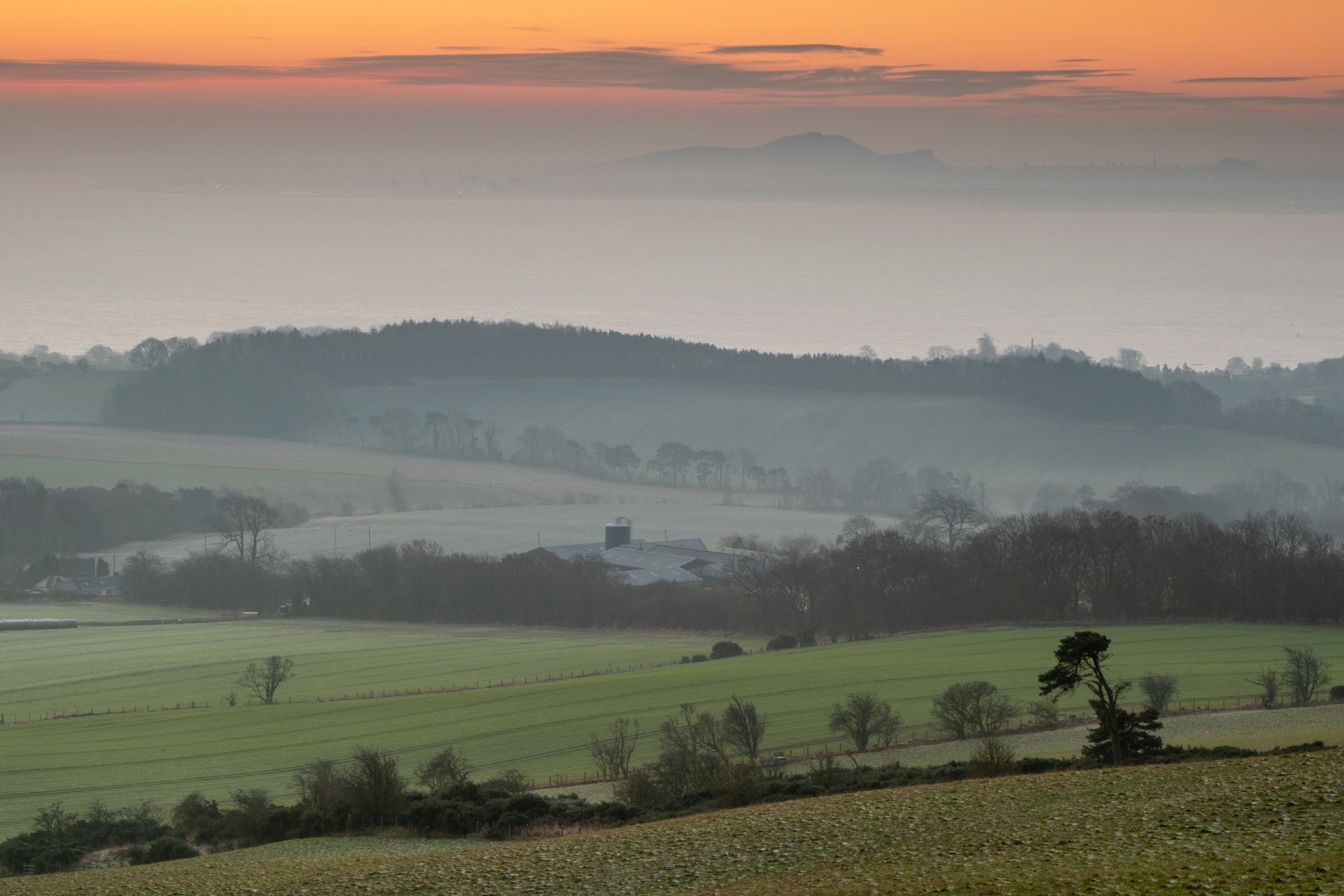 エジンバラとアーサーの玉座（Arthur's Seat）の朝の風景　スコットランドの風景