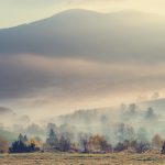秋の朝の風景　ビエシュチャディ山地　ポーランドの風景