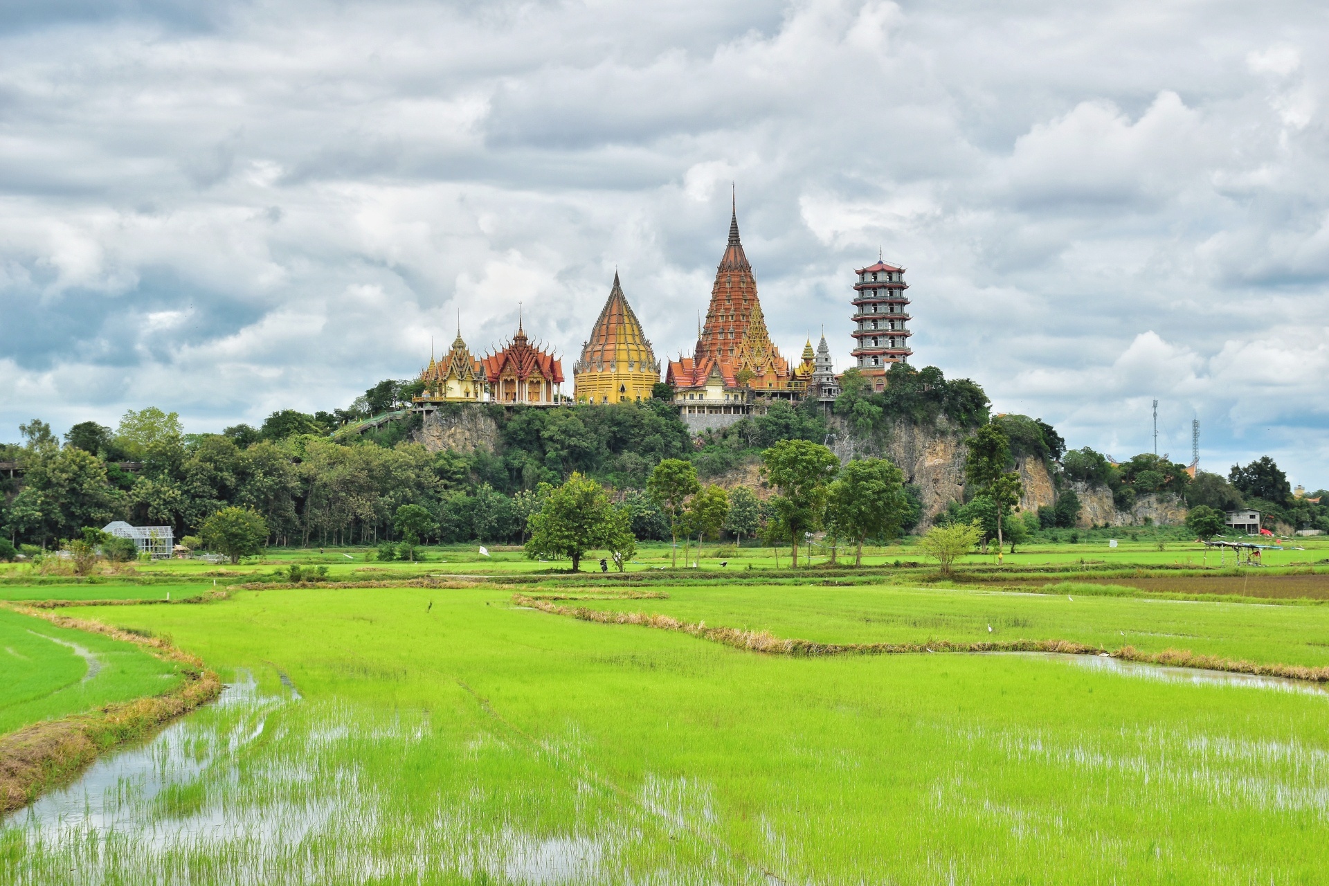 タムスア寺院と田んぼの風景　タイの風景
