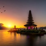 夕暮れのブラタン湖とウルン・ダヌ・ブラタン寺院　インドネシアの風景