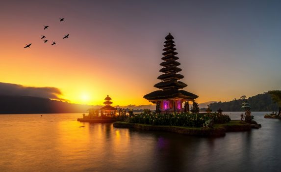 夕暮れのブラタン湖とウルン・ダヌ・ブラタン寺院　インドネシアの風景