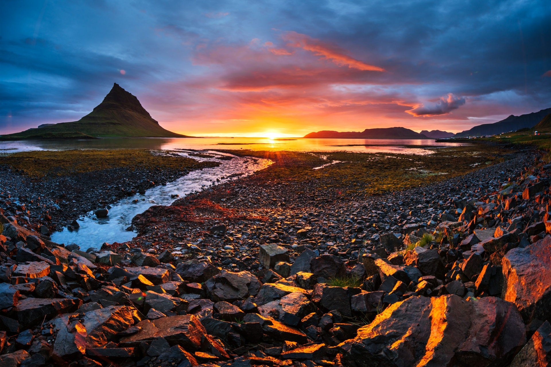 キルキュフェトル山の夕暮れの風景　アイスランドの風景