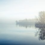 秋の朝の湖の風景　ノルウェーの風景