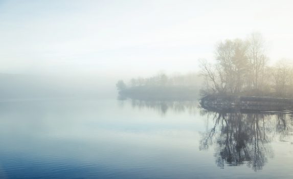 秋の朝の湖の風景　ノルウェーの風景