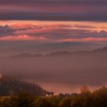 秋の霧の朝のタトラ山脈の景色　ポーランドの風景