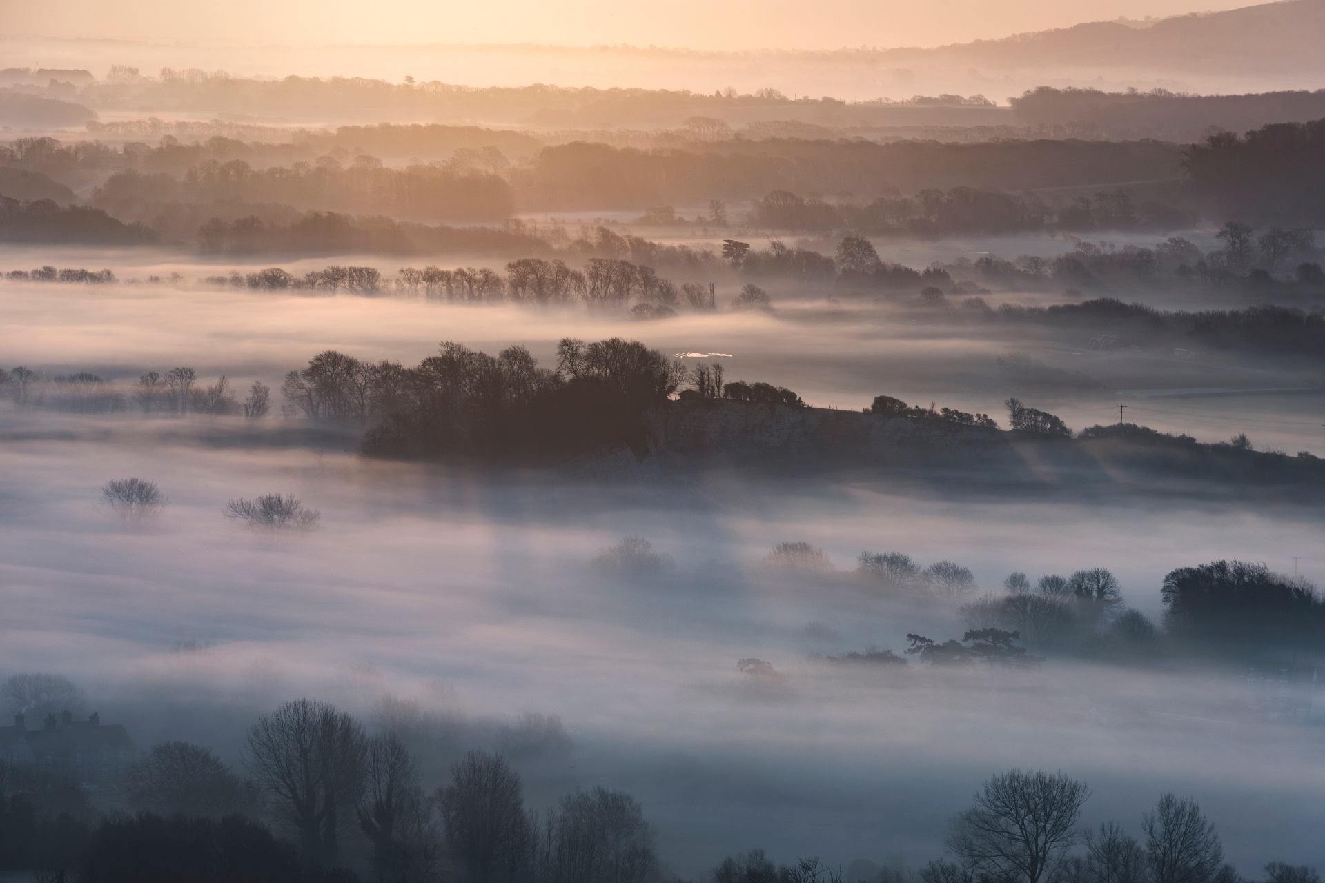 冬の日の出と美しい霧の英国の田園風景　イギリスの風景