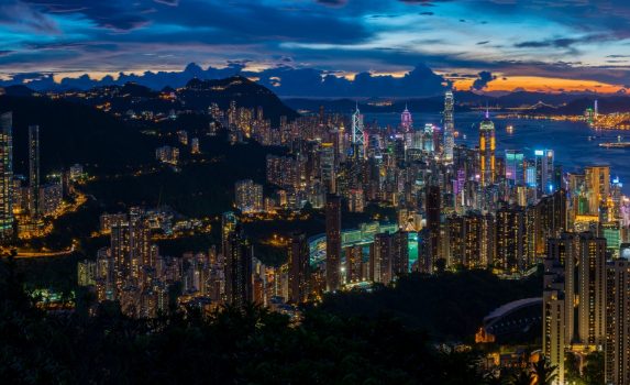 夕暮れの香港のパノラマ風景