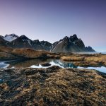 日の出のベストラホーン山と浜辺の風景　アイスランドの風景