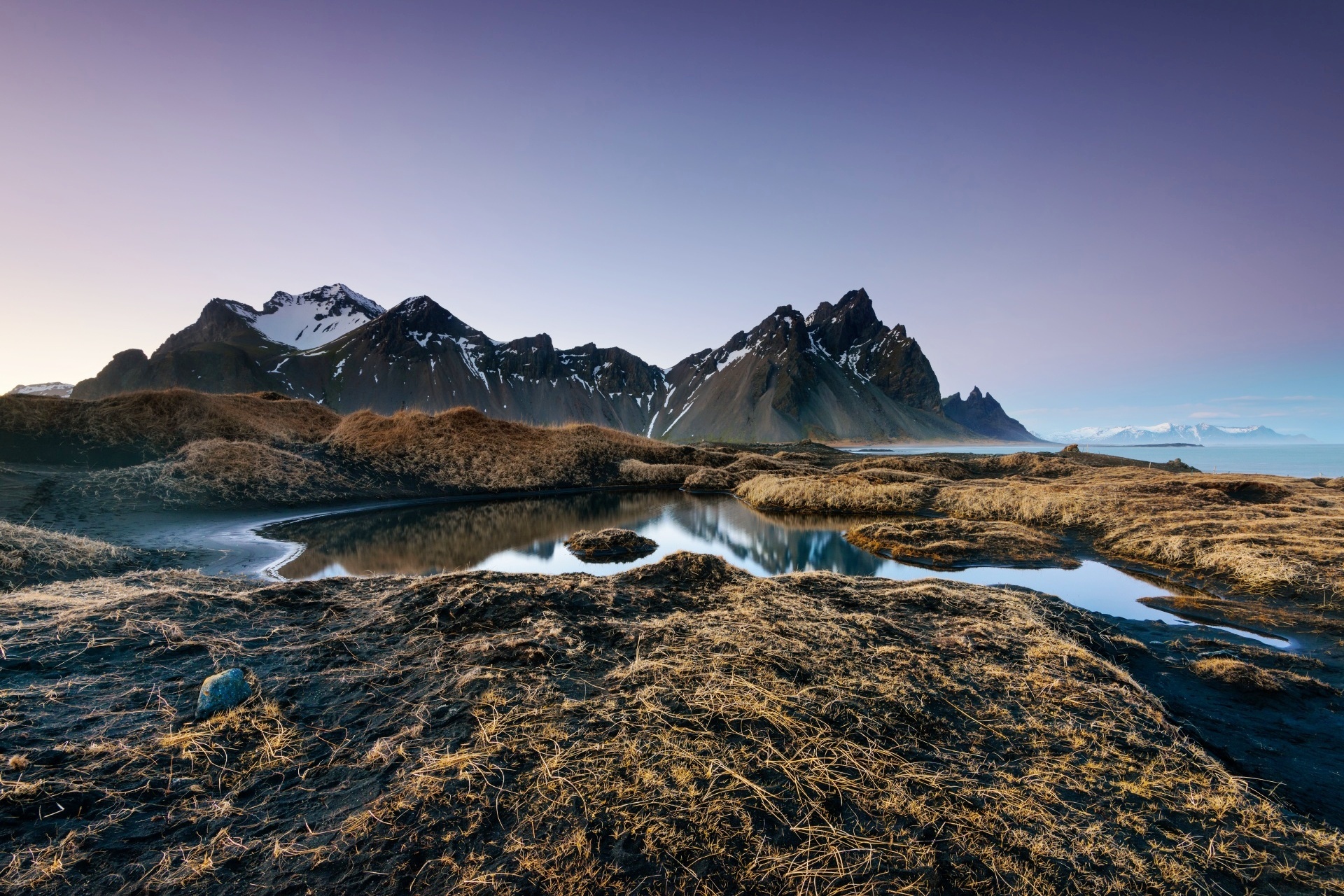 朝のベストラホーン山と浜辺の風景　アイスランドの風景