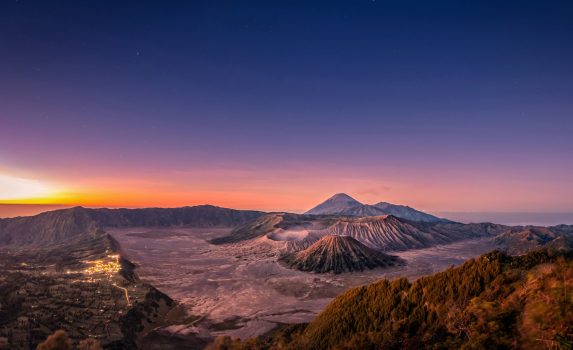 夜明けのブロモ・テンゲル・スメル国立公園　インドネシアの風景