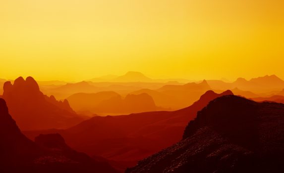 朝のサハラ砂漠オガル山地　アルジェリアの風景