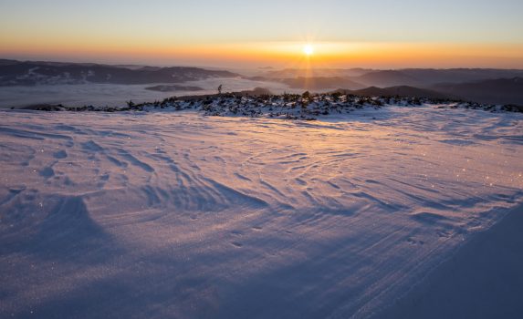 冬のカルパチア山脈の日の出　ルーマニアの風景