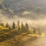霧に包まれるカルパティアの秋の風景　ウクライナの風景