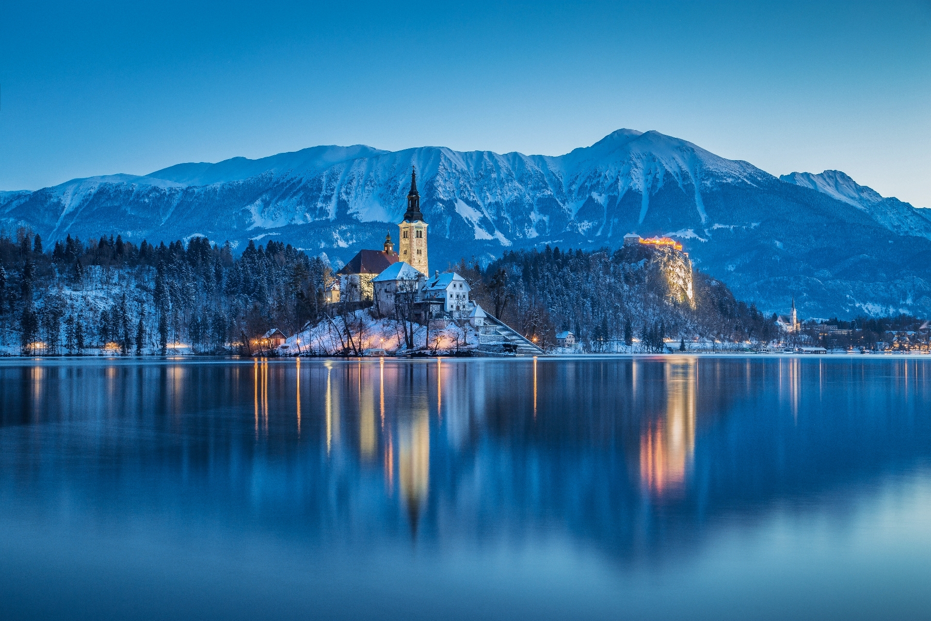 ブレッド城とブレッド湖の美しい冬の夜明けの景色　スロベニアの風景