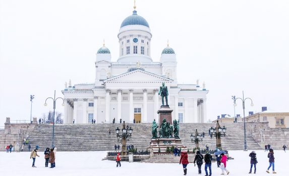 冬のヘルシンキ大聖堂とヘルシンキ元老院広場　フィンランドの風景