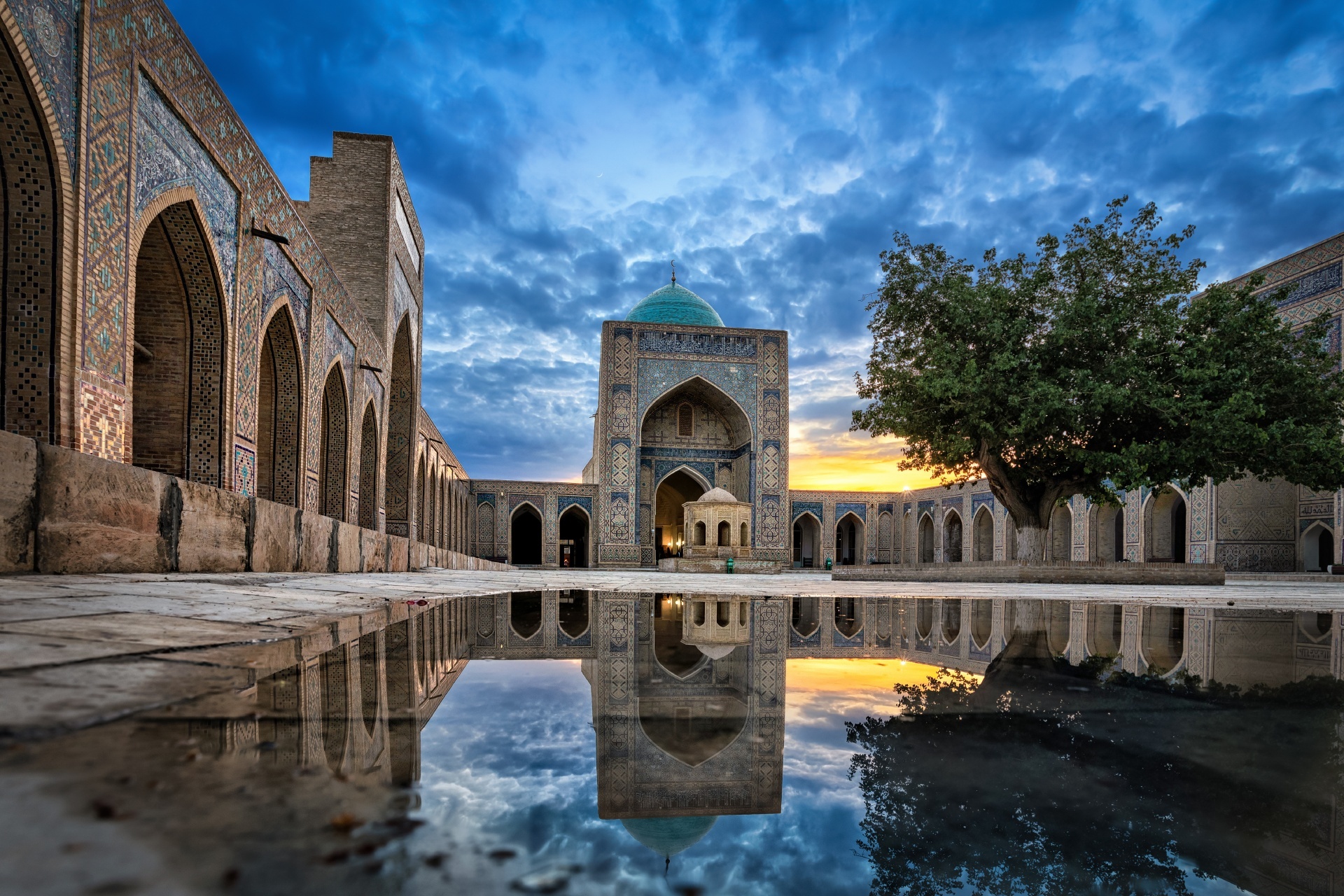 カラーン・モスクと中庭の風景　ウズベキスタンの風景