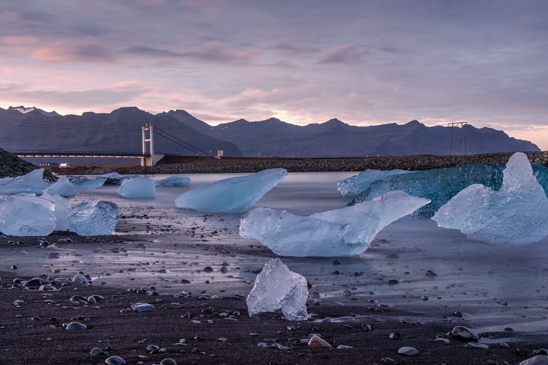 朝のヨークルスアゥルロゥン　アイスランドの風景