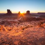 モニュメントバレーの日の出　アメリカの風景