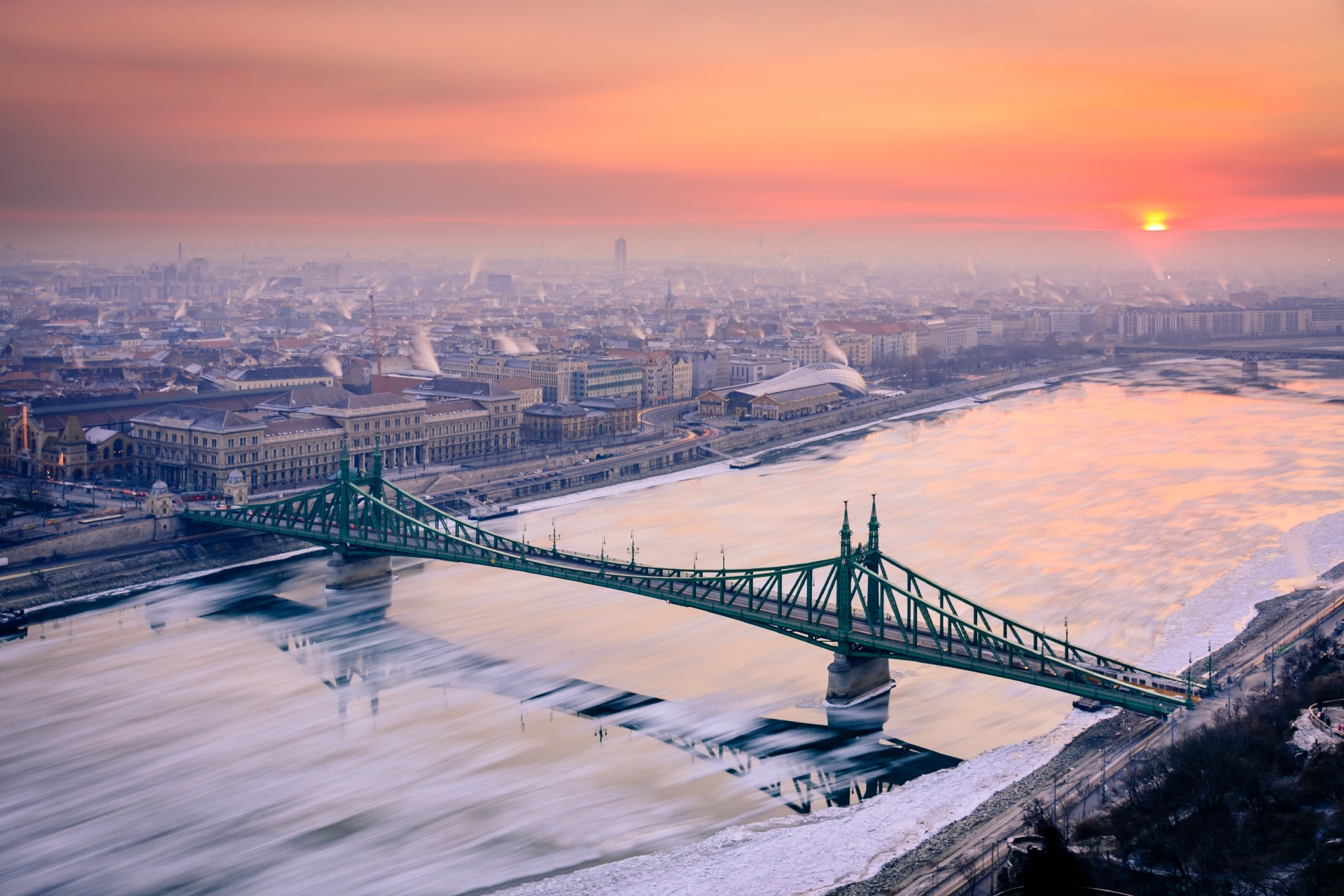 ゲッレールト山から見る冬の朝のブダペストの町並みとドナウ川の風景　ハンガリーの風景