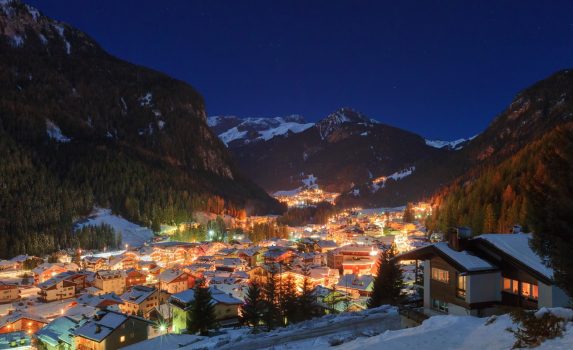 冬の夜のアルプスの風景　イタリアの風景