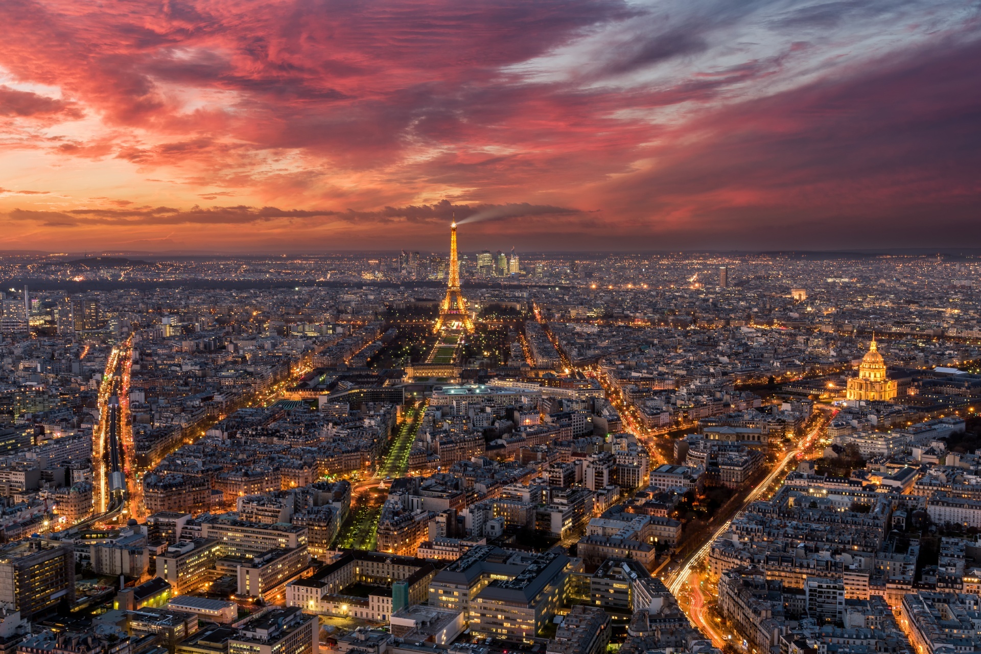 空から見る夕暮れのパリの町　フランスの風景
