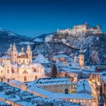クリスマスのザルツブルク　夕暮れのザルツブルク大聖堂とホーエンザルツブルク城　オーストリアの風景
