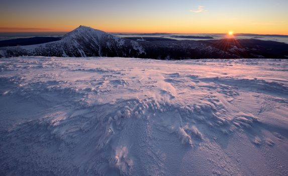 雪山の日の出　チェコの風景