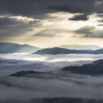 霧の朝の日の出の風景　ダラット　ベトナムの風景