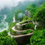 雲霧の天門山の曲がりくねった道　中国湖南省の風景
