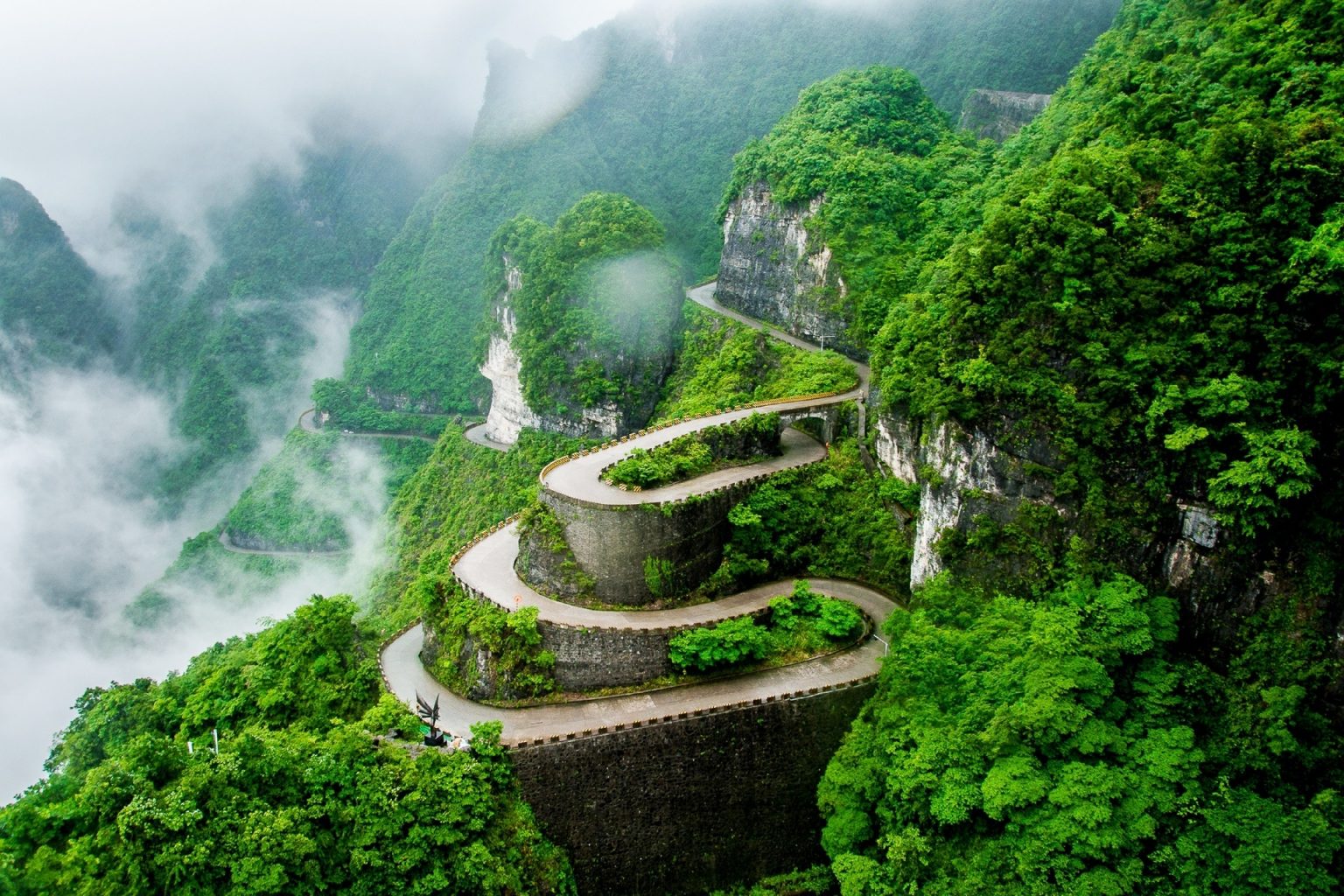 天門山 雲霧の中の道 中国の風景 | Beautiful Photo.net | 世界の絶景 美しい景色