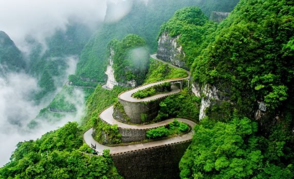 天門山　雲霧の中の道　中国の風景