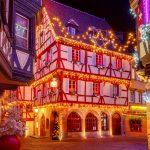 クリスマス時期のコルマールの伝統的な木骨造の家　フランス　アルザス地方