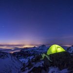 冬のキャンプ　星空と夜の雪山の風景　スロバキアの風景