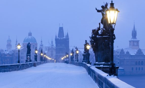冬の朝のカレル橋　プラハの風景　チェコの風景