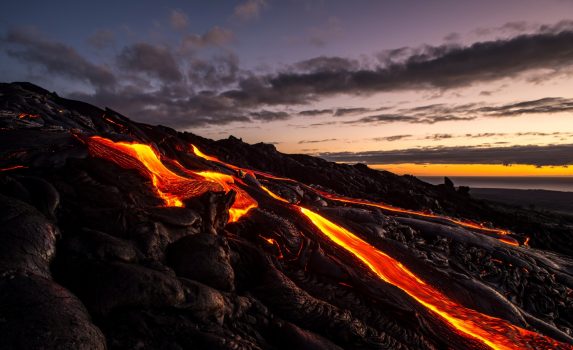 流れる溶岩と早朝のキラウェア　ハワイの風景　アメリカの風景