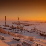 川船と冬の夕暮れのノボシビルスク　ロシアの風景