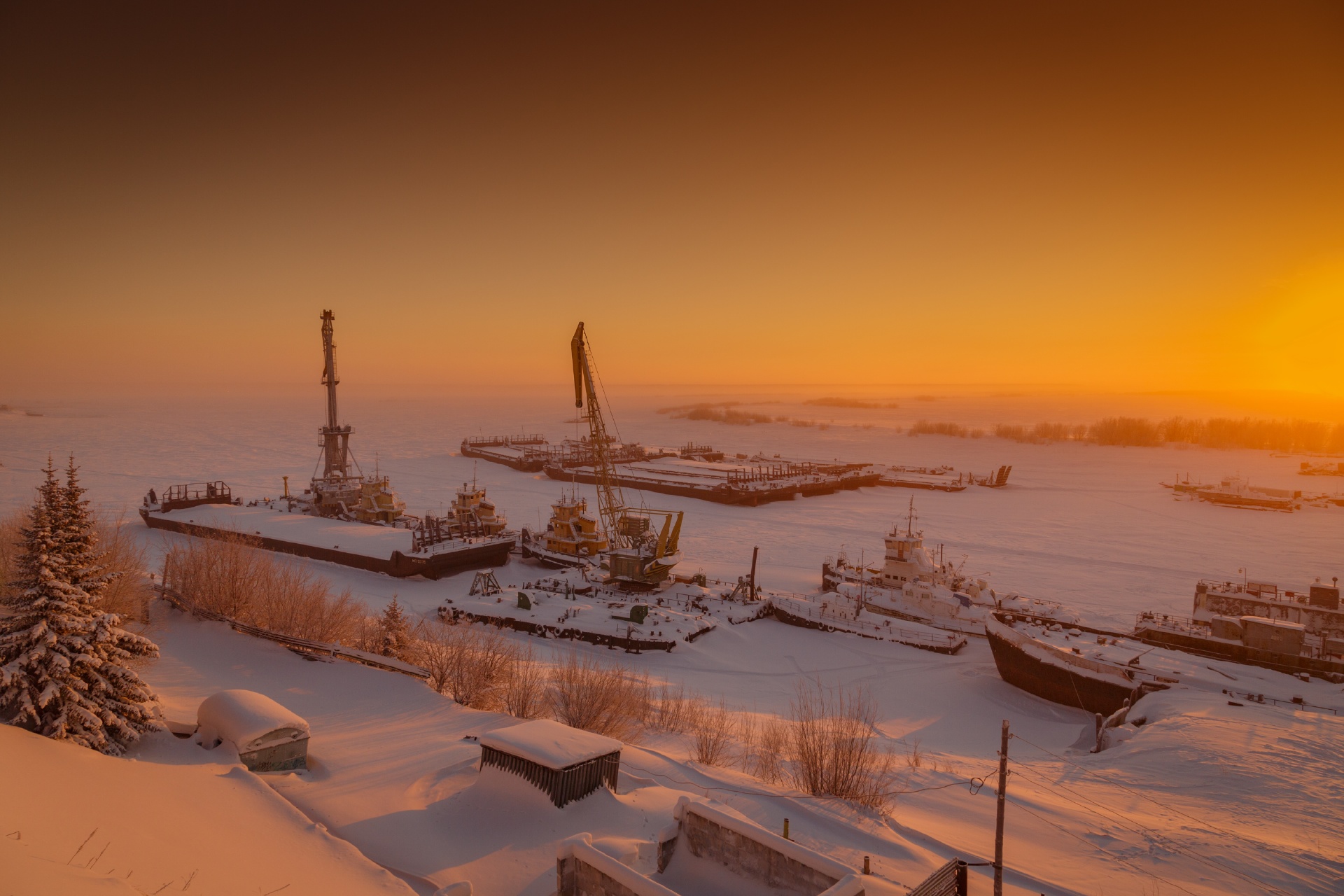川船と冬の夕暮れのノボシビルスク　ロシアの風景