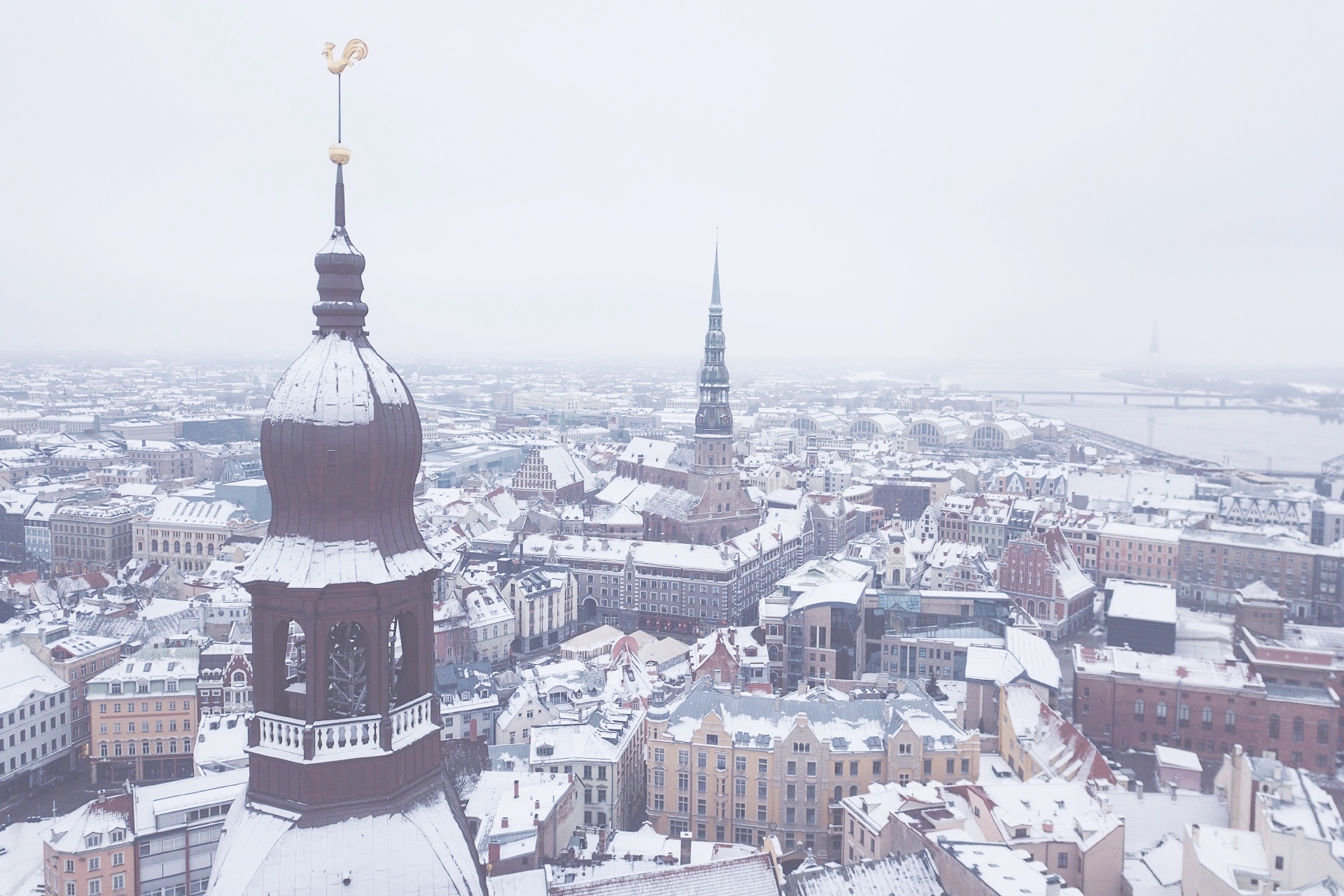 雪のリガ旧市街の風景　ラトビアの風景