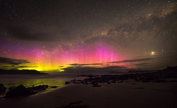 オーロラの風景　タスマニア　クラウディー湾　オーストラリアの風景