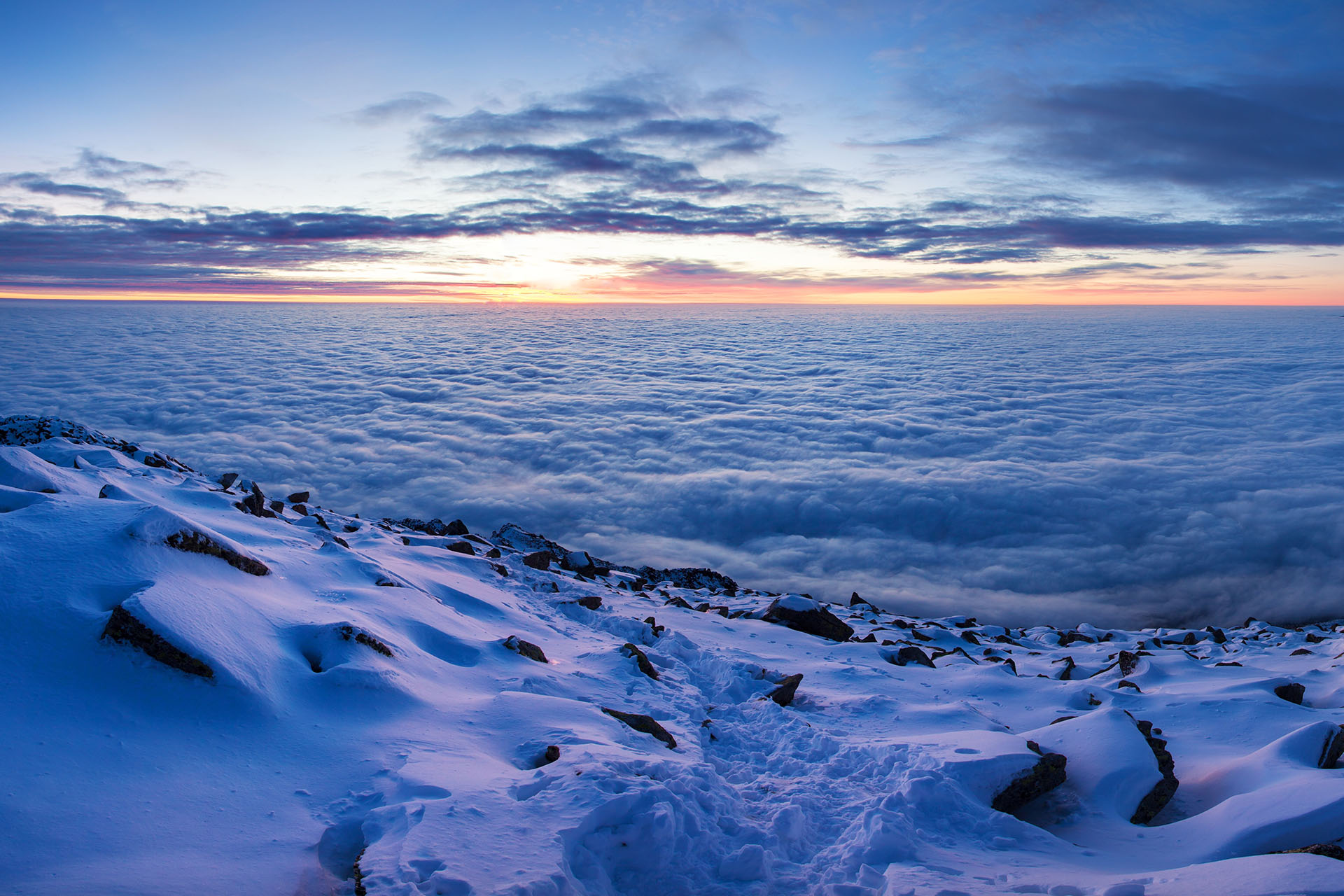 冬の夜明けの風景　カルパティア山脈の風景