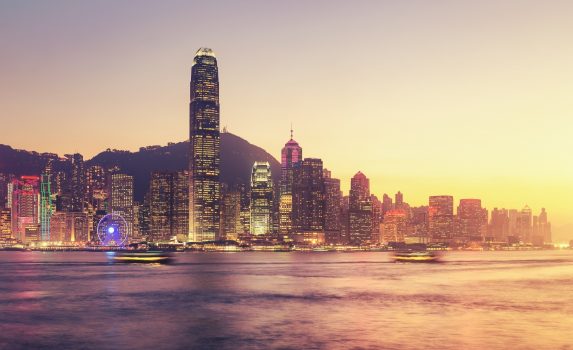夕暮れ時の香港　ビクトリア港と香港の街並み　香港の風景