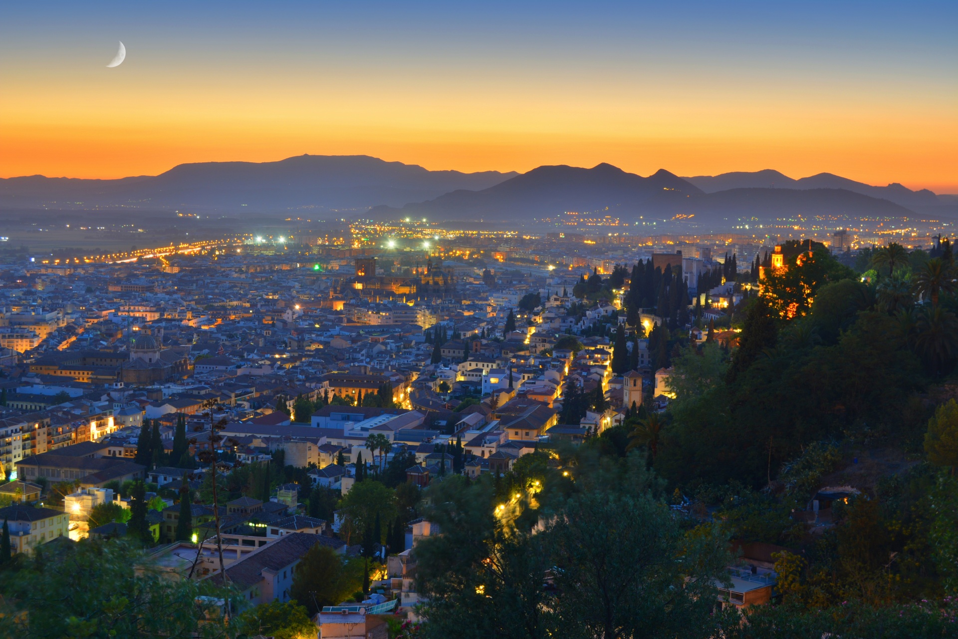 夕暮れのアンダルシア　グラナダの町並みと山の風景　スペインの風景