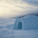 夕暮れの風景　凍った湖とイグルー　ユーコン準州　カナダの風景