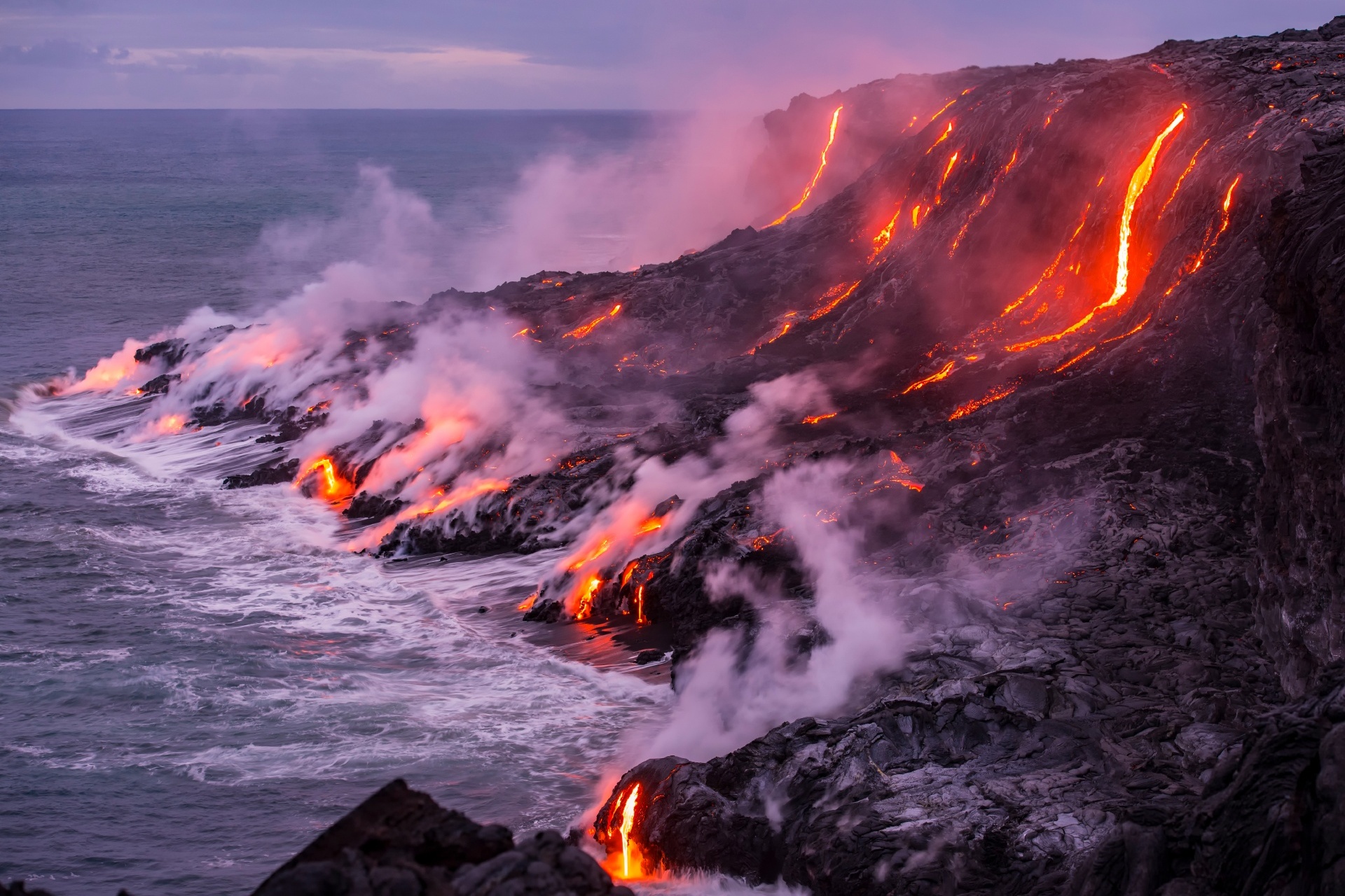 海に流れ込む溶岩　ハワイの風景　アメリカの風景